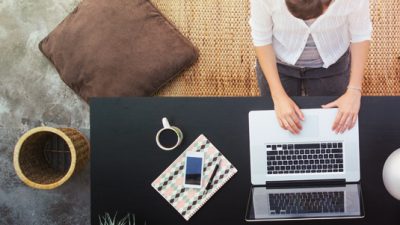 Frau am Laptop