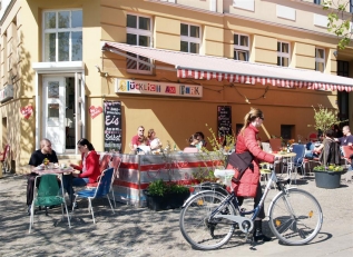 Glücklich sein im Café um die Ecke
