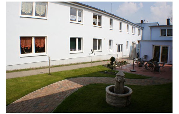 Senioren-WG in Stavenhagen - Hof-Seite