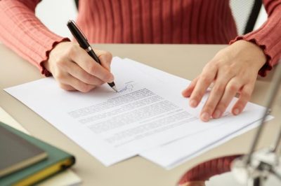 Vor­ver­trag beim Im­mo­bi­li­en­kauf: Mus­ter & Kos­ten