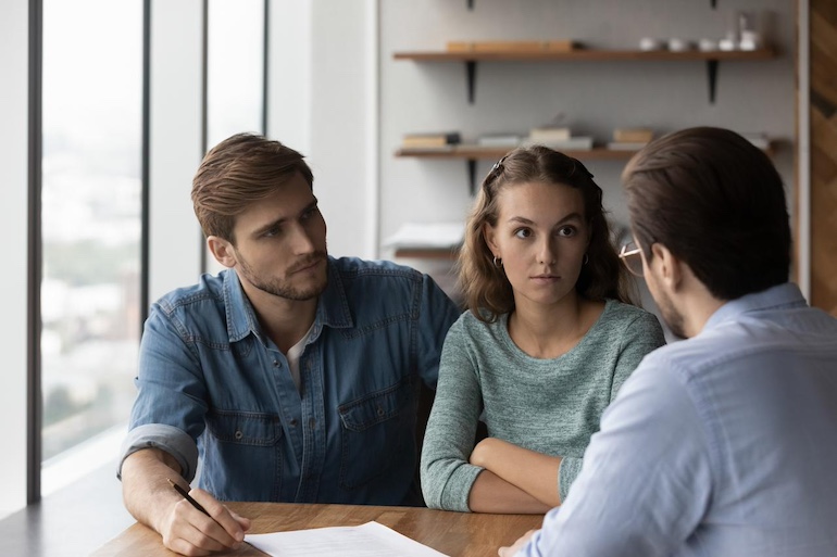 Was tun bei Fehlern im Mietvertrag? Mieter:innen sprechen mit Vermieter über Fehler im Mietvertrag