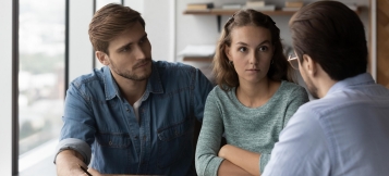 Ohnmächtiger Sturz in die Glastür  