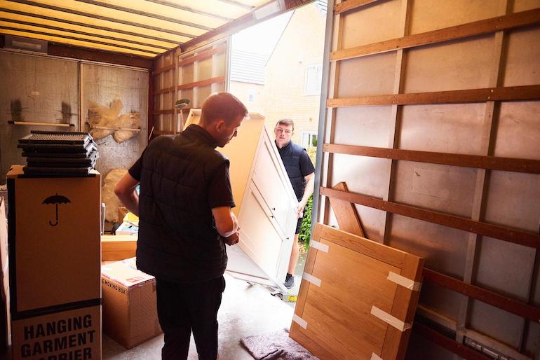 Eigenbedarfskündigung Umzugsleute laden einen Transporter ein